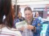 Wabup VaSung Layani Langsung Warga dalam Program Pangan Murah di Kawangkoan